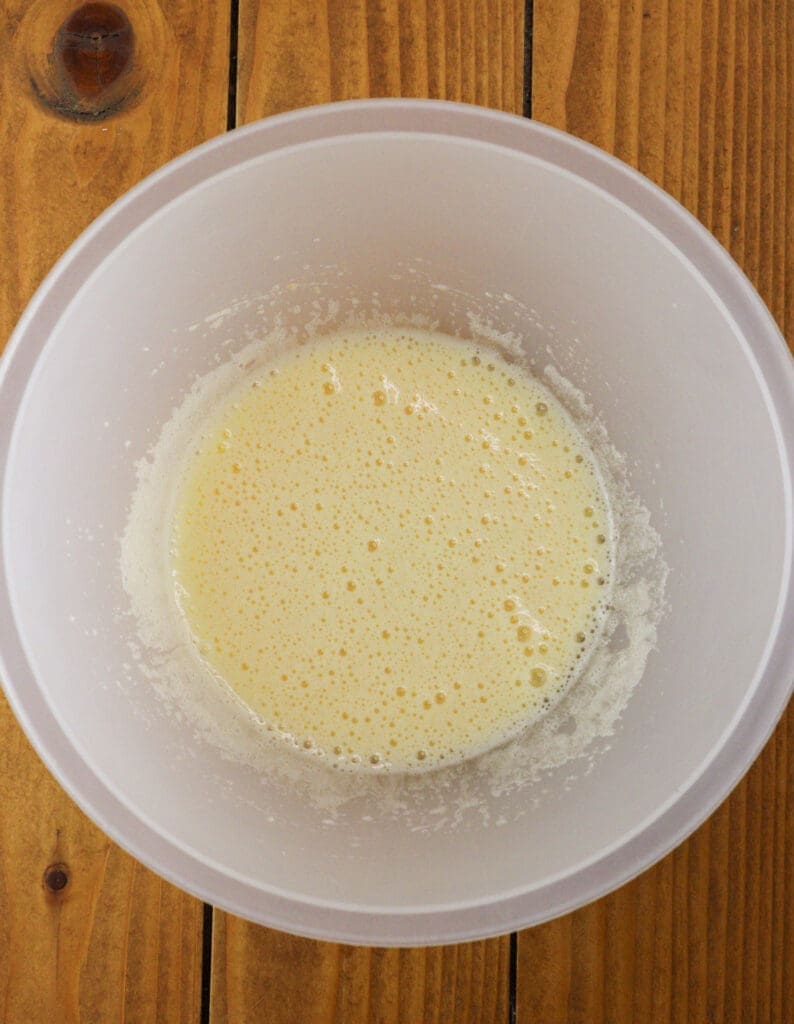 How to mix the eggs with sugar